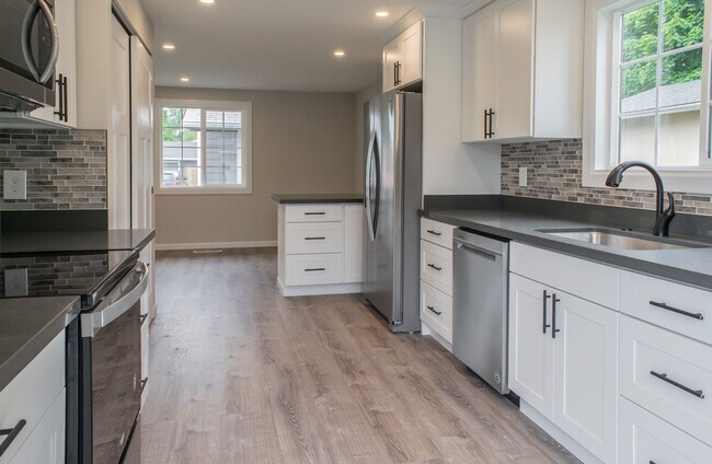 Foto del edificio - Fully remodeled & move in ready 3 bed 1 ba...