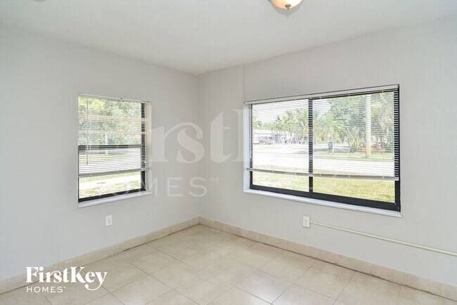 Building Photo - 4260 SW 18th St