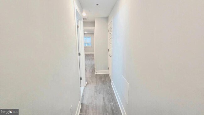 Foto del edificio - 5233 Chancellor St