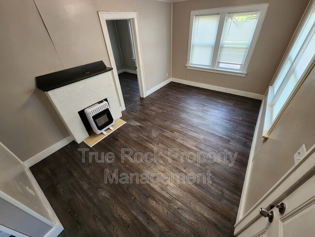 Building Photo - 315 1/2 S Stonewall