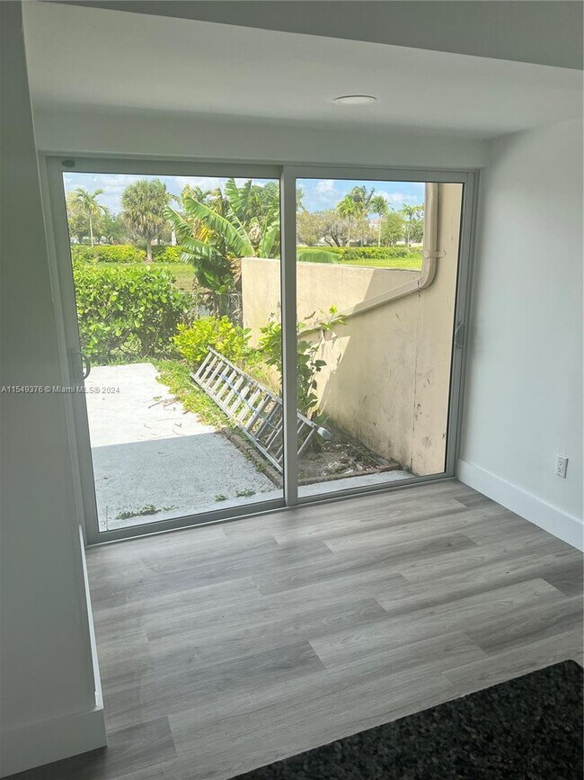 Foto del edificio - 12319 SW 110th South Canal St Rd