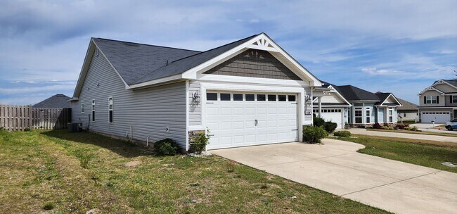Foto del edificio - 3 Bedroom 2 bath Across the street from Fo...