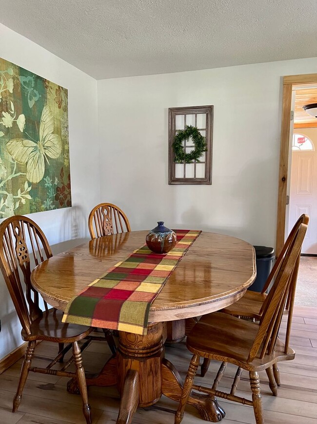 Building Photo - 3 Bedroom 2 Bathroom Cabin In Mars Hill!