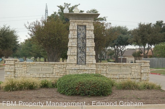 Building Photo - 1162-1168 W Bear Creek Rd