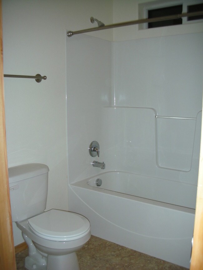 Building Photo - Pet Friendly 3 Bedroom on Indian Hills