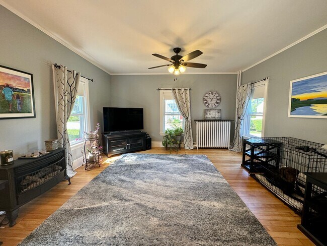 Foto del edificio - 3BD/1.5BA South Portland Single Family Home!! W/D In-Unit & Storage in Basement & Shed! Available...