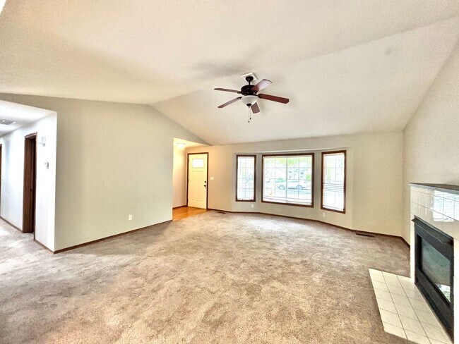 Building Photo - 3 Bedroom Fully Fenced Backyard and Pet Fr...