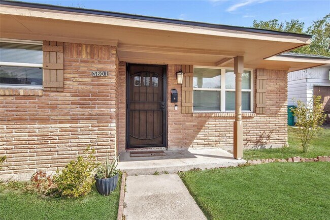 Building Photo - 3601 Longwood Dr