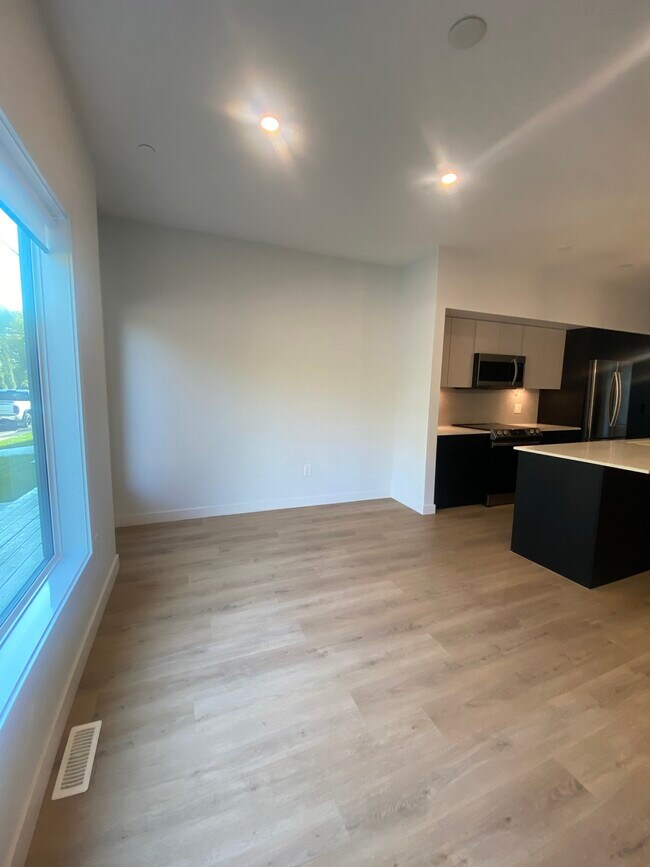 Building Photo - 3-Bedroom Townhouse for Rent in Killarney