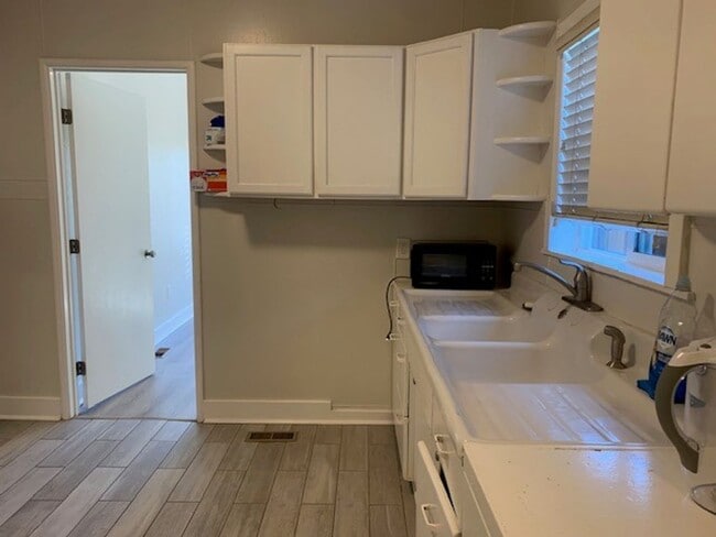 Foto del edificio - 3-Bed/1-Bath Plus Bonus Room That Can Be Used as 4th Bedroom. Walk to Santa Clara University! Ava...