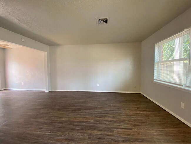 Foto del edificio - 2 bedroom 1.5 duplex with covered parking