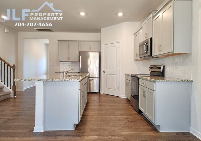 Foto del edificio - Gorgeous 5 Bed/3 Bath Home in Locust!