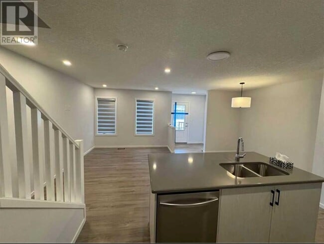 Building Photo - 474 Osborne Dr SW