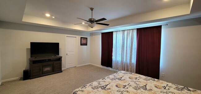 Building Photo - Spacious 3 bedroom in desirable neighborhood