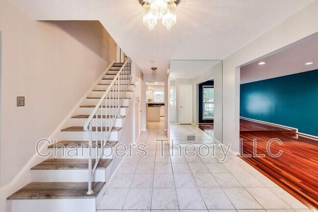 Building Photo - 1718 Crestview Dr