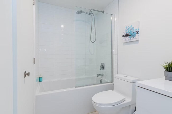 Building Photo - 885 Boul. de Maisonneuve E