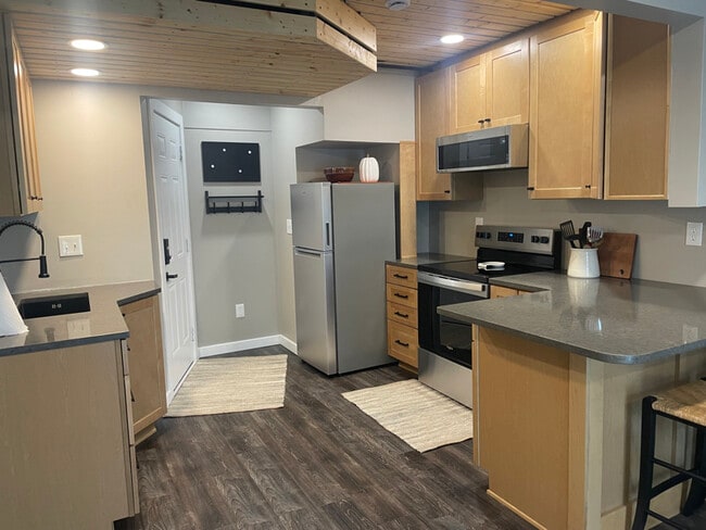 Building Photo - 9538 Woodside Cir