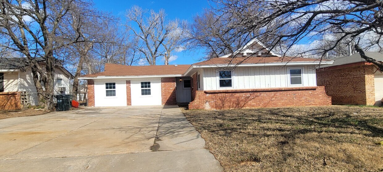 Foto principal - Spacious 5-Bedroom Home with Modern Update...