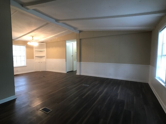 Building Photo - 111 Cedarbrook Dr