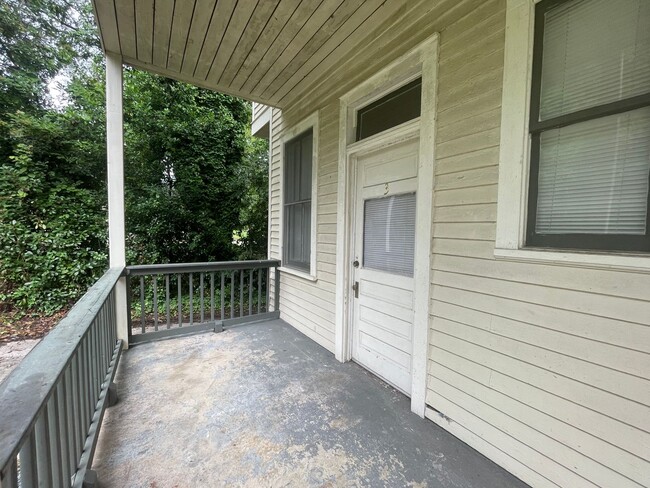 Building Photo - One Bedroom Apartment on Desirable Magnoli...