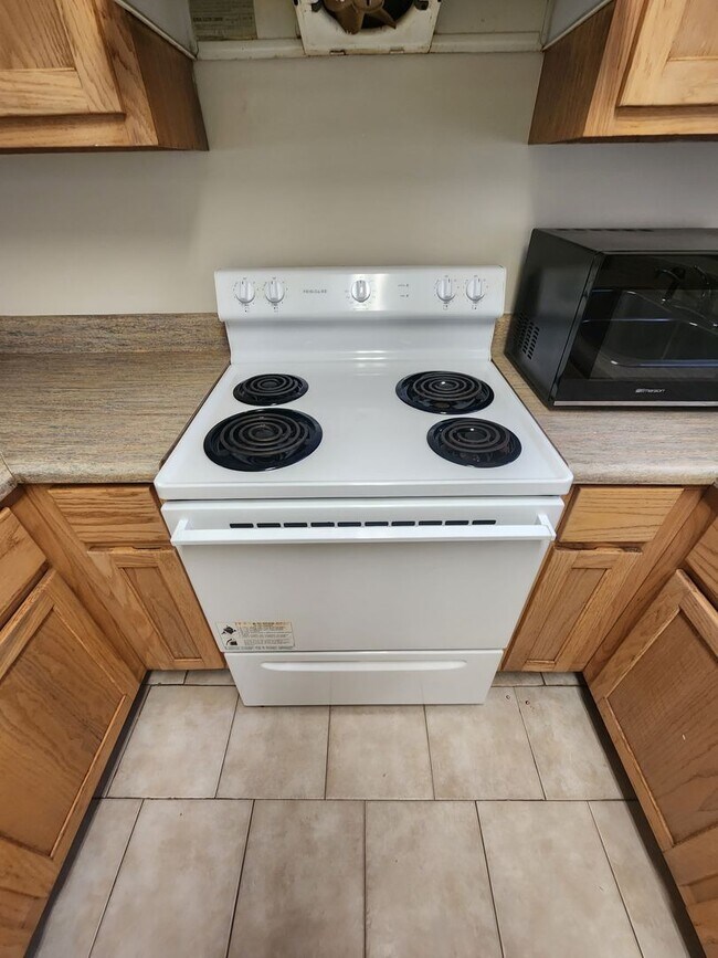 Building Photo - West End Home Available Now!