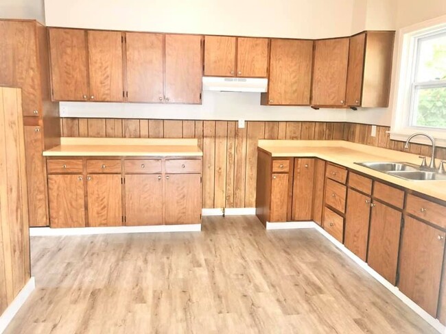 Building Photo - AVAILABLE ON MAY 1! COZY 1 BEDROOM, 2 BATH...