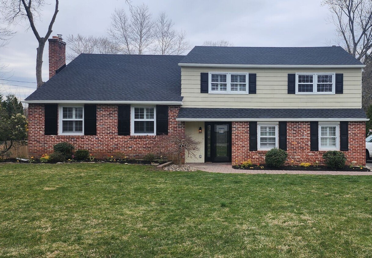 Primary Photo - Beautiful and Spacious Wallingsford 4 Bedr...