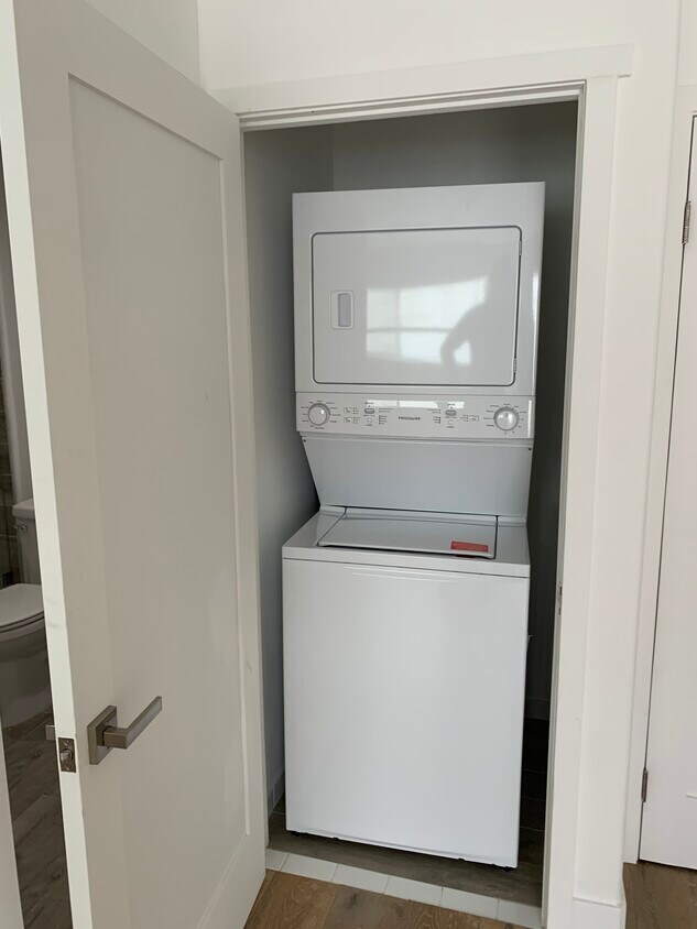 washer/dryer - 2847 S Barrington Ave