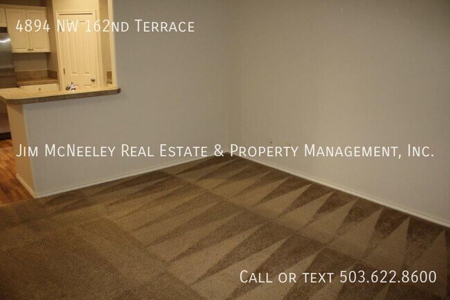 Building Photo - Gorgeous Well Maintained Townhouse in Beth...
