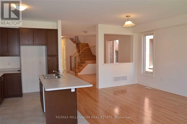 Photo du bâtiment - 50 Andretti Cres