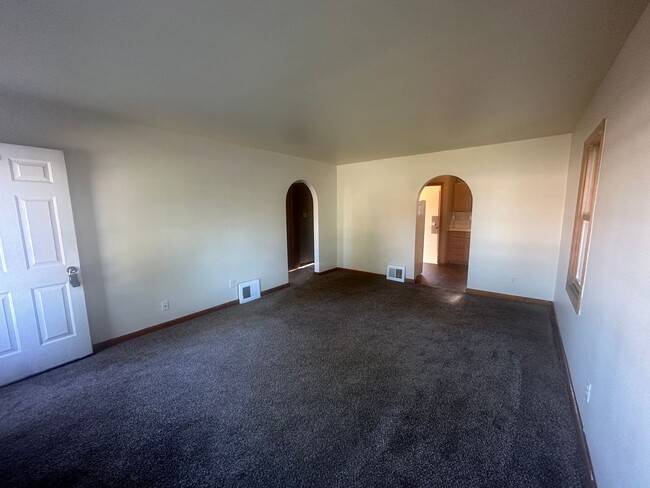 Foto del edificio - Two Bedroom, One and Half Bathroom Home! F...