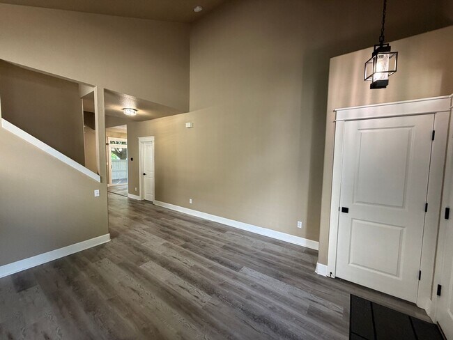 Building Photo - BEAUTIFUL 3 Bed | 2.5 Bath Home with Modern Updates, AC & 2-Car Garage