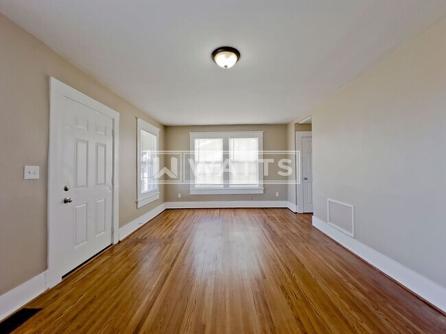 Foto del edificio - 3 Bedroom House in Eastlake Community