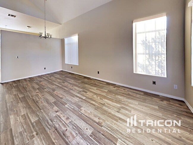 Building Photo - 210 Mariposa Way