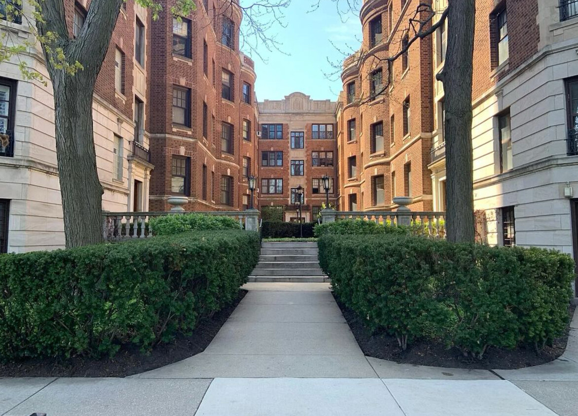 Foto principal - 2326 N Lincoln Park W