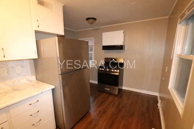 Building Photo - 103-103 Hayes Ct