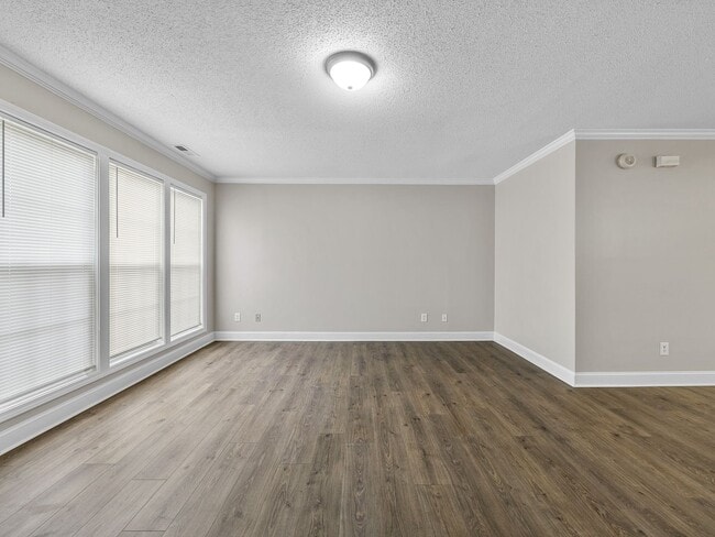 Building Photo - Freshly Renovated 2 BR, 2.5 BA Townhome Ce...