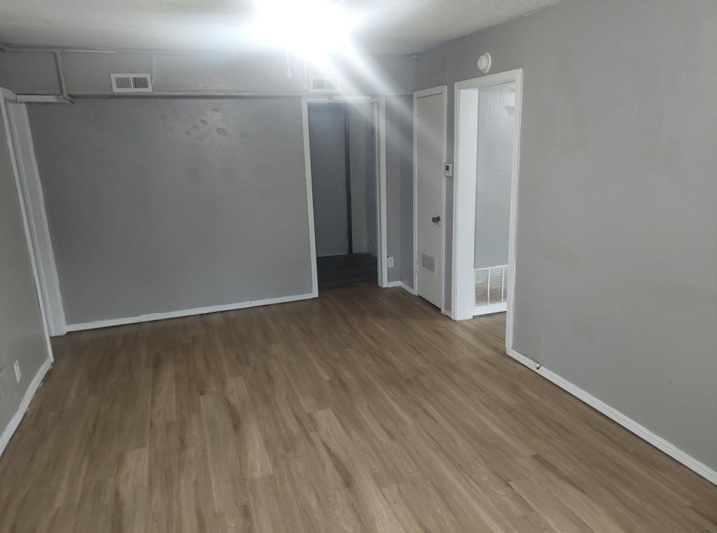 Foto principal - 202 E 2nd St