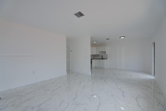 Building Photo - 650 E 65th St