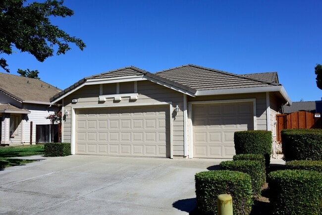 Building Photo - Available NOW- Single story 4bed/2bath with 3 car garage