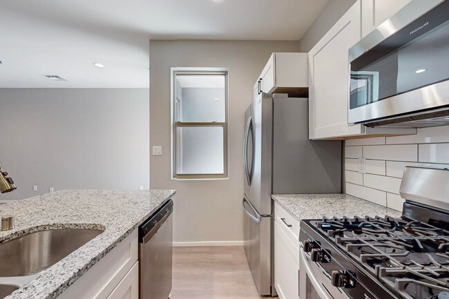 Foto del edificio - New Townhouse NE Heights 2/bedroom 1.5/bath 1/CG