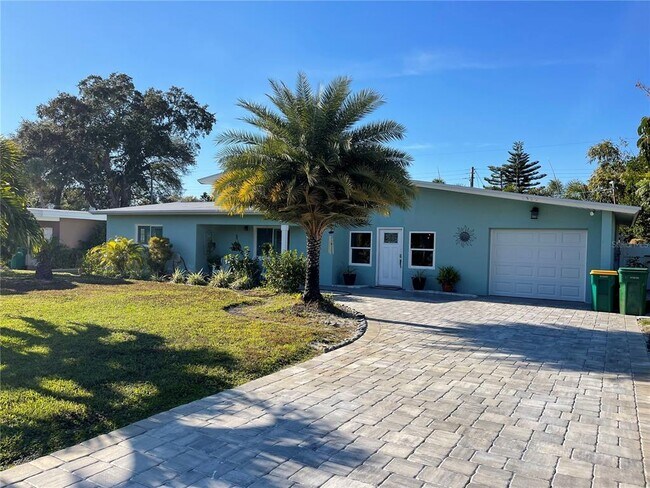 Building Photo - 1329 Royal Palm Dr S