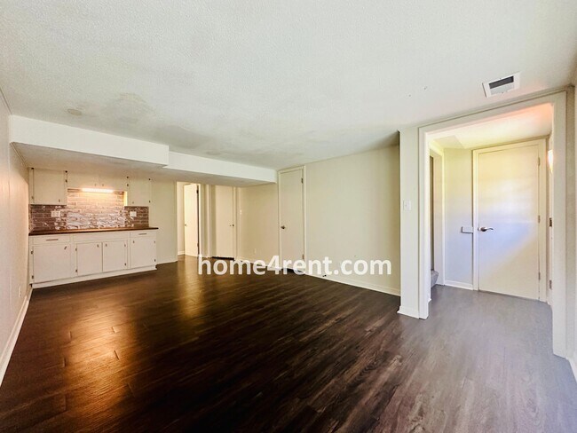 Foto del edificio - Updated Kitchen w/ Granite Counters, Subway Tile, SS Appliances