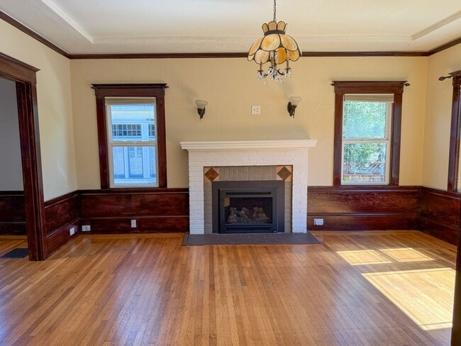 Building Photo - Charming 2-bedroom, 2-bathroom Burlingame ...