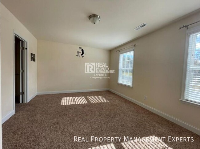 Building Photo - Spacious 5 Bedroom, 3 Bathroom in Concord