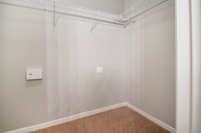 Vestidor - Cypress Bend Village Apartments