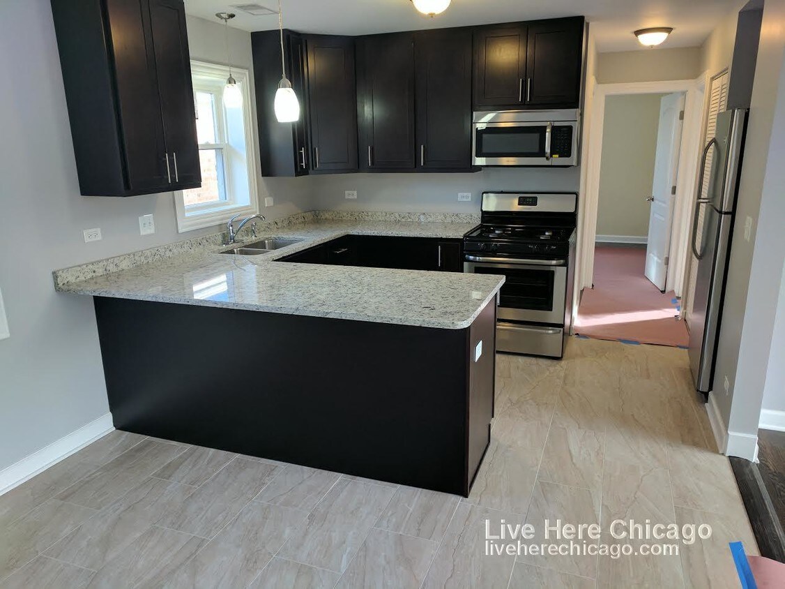 Foto principal - 5836 W Montrose Ave