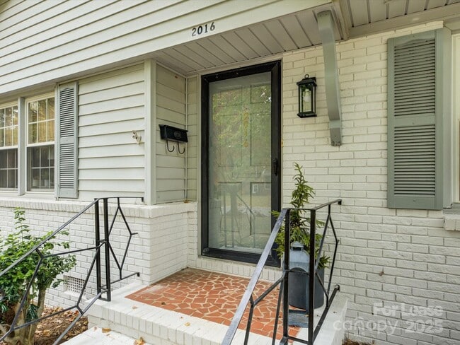 Building Photo - 2016 Wedgedale Dr