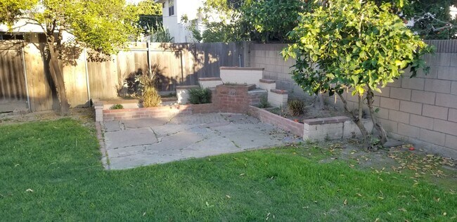 Foto del edificio - NEW PRICE REDUCTION: House 2bd 1ba- yard, ...