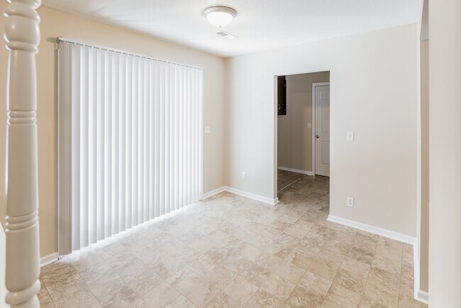 Foto del edificio - Charming 3-Bedroom Brick Home